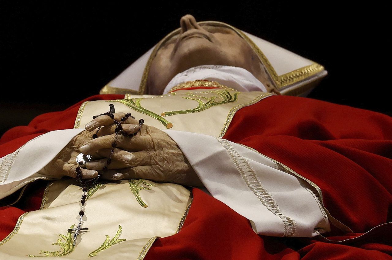 Katholieken nemen afscheid van emeritus-paus Benedictus XVI - NRC