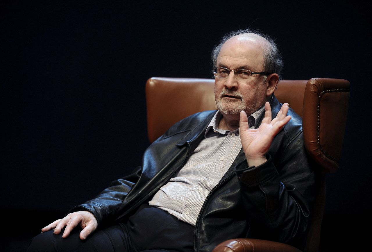 Salman Rushdie, hier op archiefbeeld, is afgelopen weekend van de beademing gehaald.
