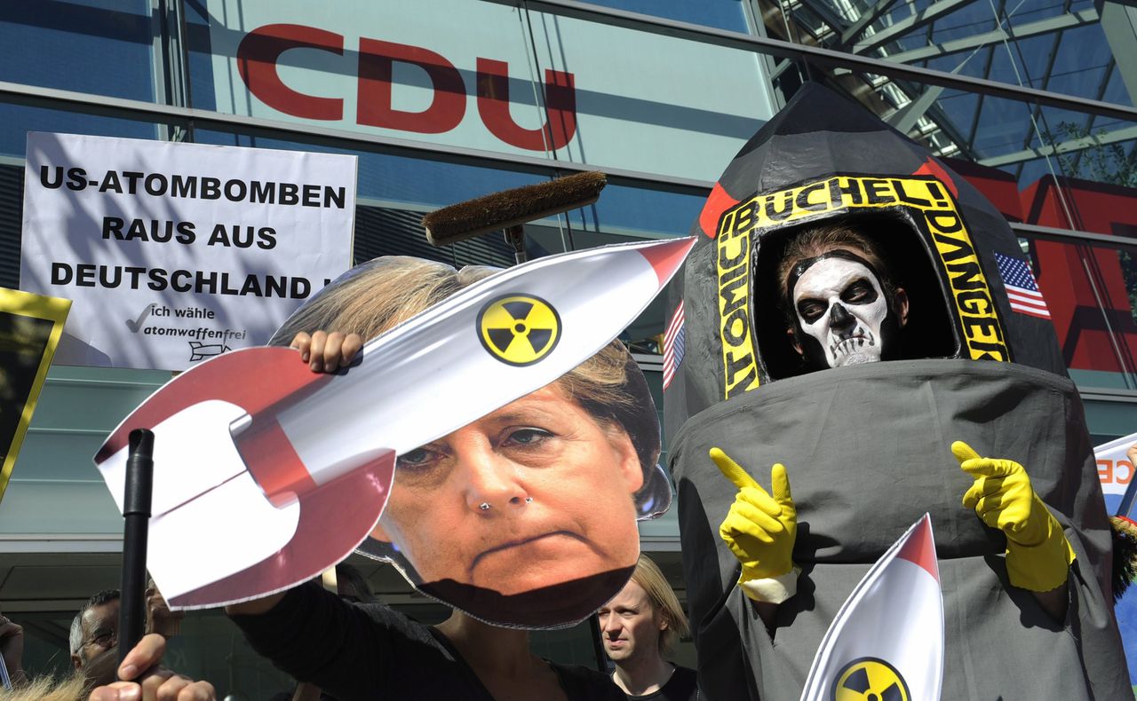 Activisten van de campagne 'Our future nuclear-free' protesteren bij het hoofdkantoor van de CDU in 2009.
