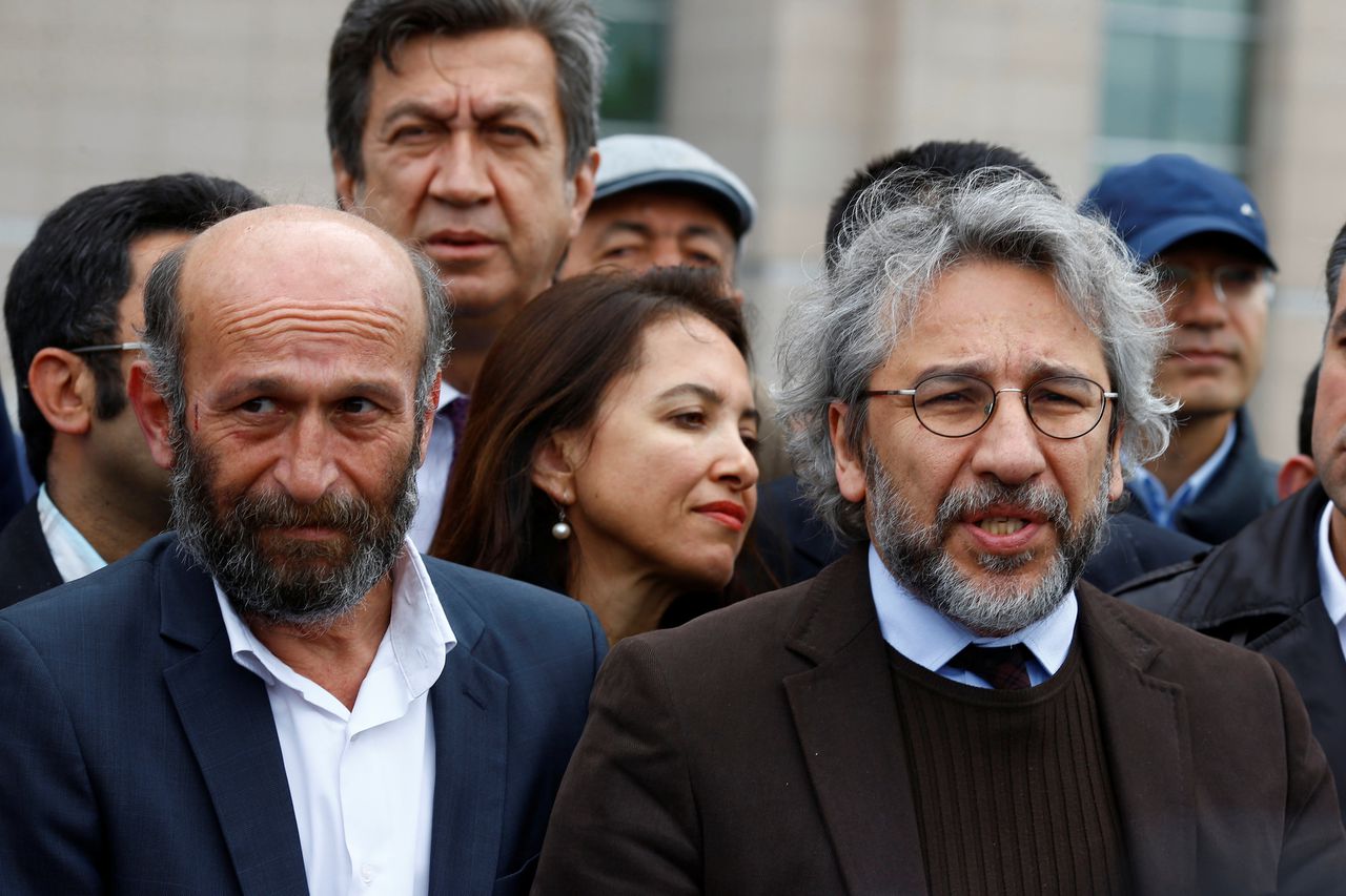 Erdem Gül (links) en Can Dündar (rechts) vrijdag voorafgaand aan de laatste procesdag.