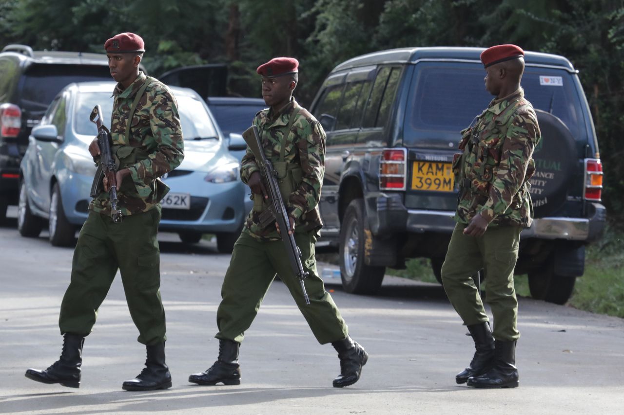 Gewapende agenten in Nairobi, een dag na de aanval op een gebouwencomplex.