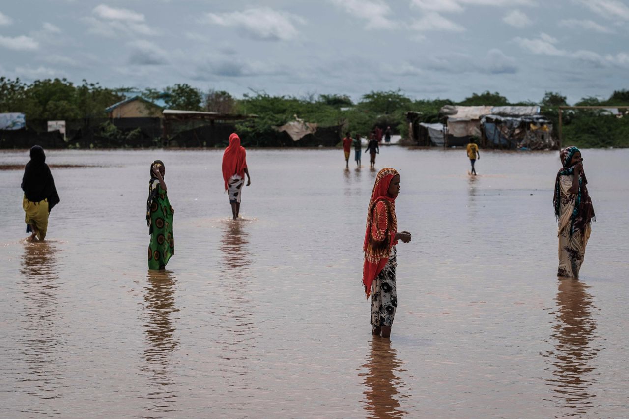 Vluchtelingen lopen door onder water gelopen straten in Kenia.