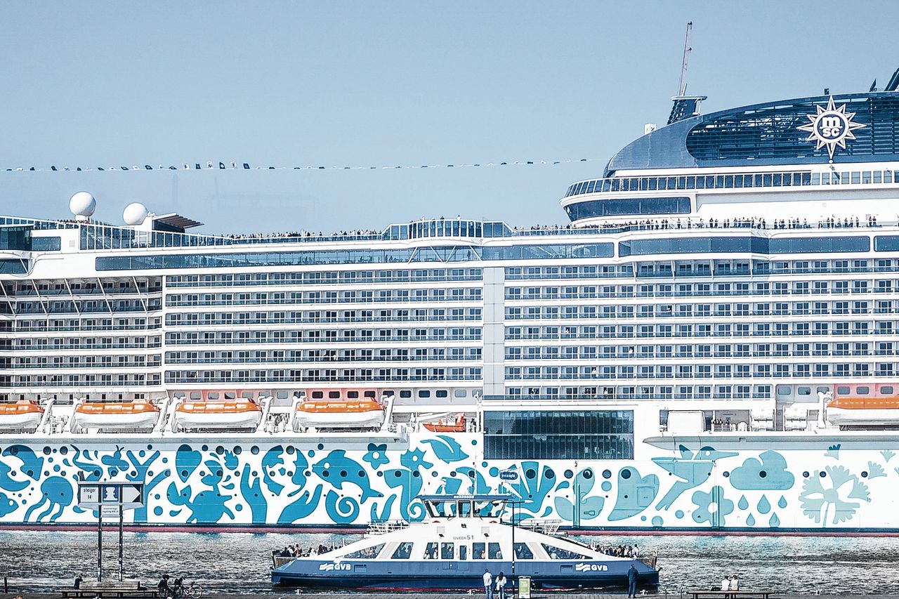 Amsterdamse gemeenteraad stuurt aan op verbannen cruiseschepen uit Amsterdam 