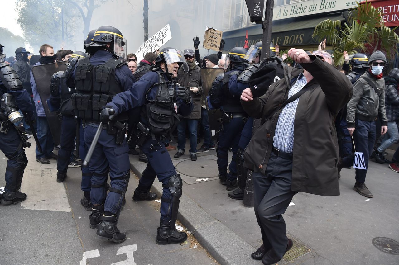 Tientallen agenten gewond bij protesten in Frankrijk 