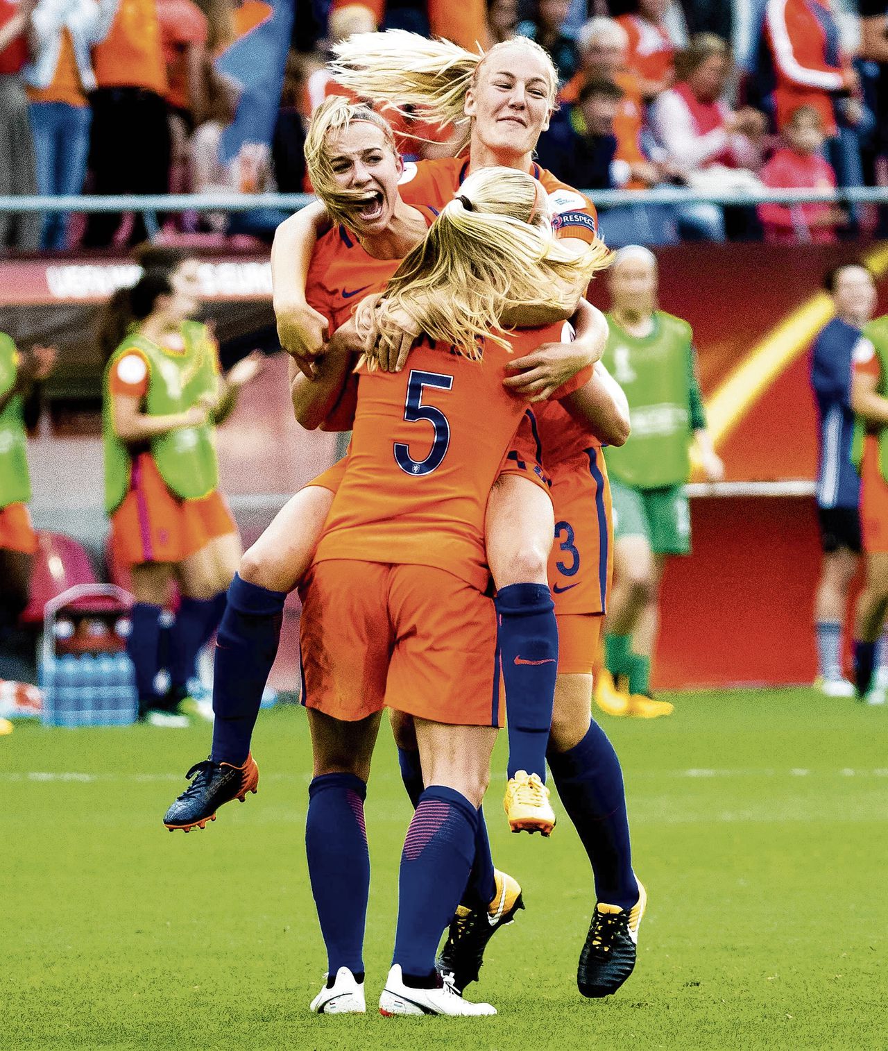 Vreugde bij Nederland na de 1-0 van Van de Sanden tegen Noorwegen op het EK voetbal voor vrouwen.