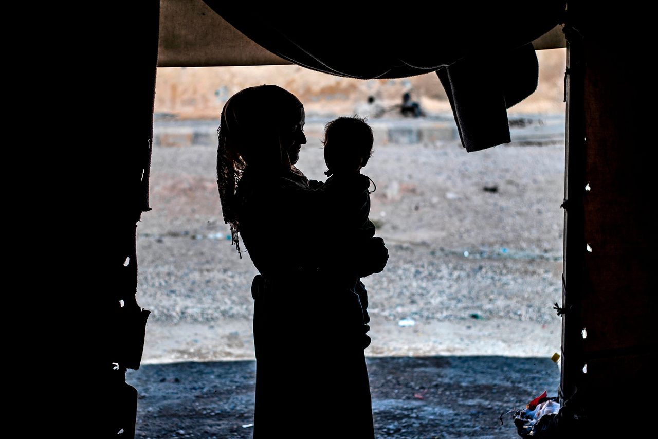 Een vrouw in een kamp in Syrië, waar meerdere IS-aanhangers hebben gewoond.