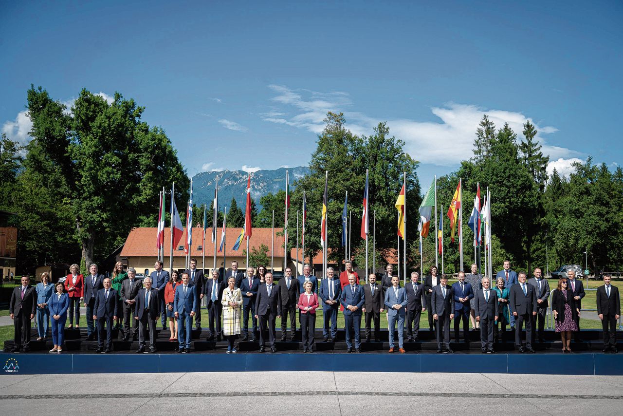 De Europese Commissie en de Sloveense ministers poseren op 1 juli in Brdo voor de traditionele ‘familiefoto’.