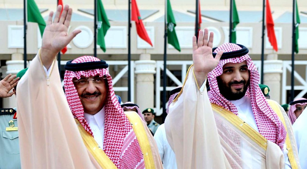 De Saoedische kroonprins Mohammed bin Nayef (links) en vice-kroonprins Mohammed bin Salman, de zoon van de huidige koning Salman (rechts).