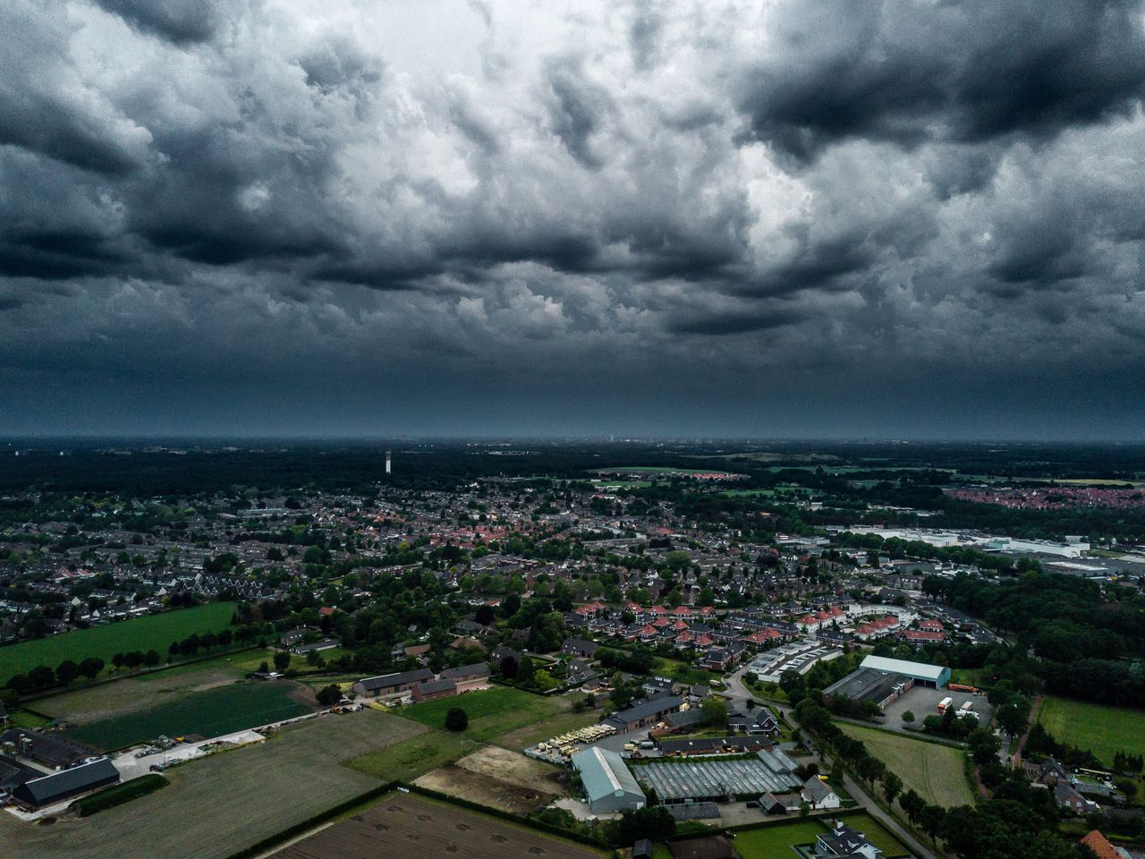 Een zomerstorm van 2019 boven het zuidoosten van Brabant, toen het KNMI code oranje afkondigde voor onweer, hagel en zware windstoten.