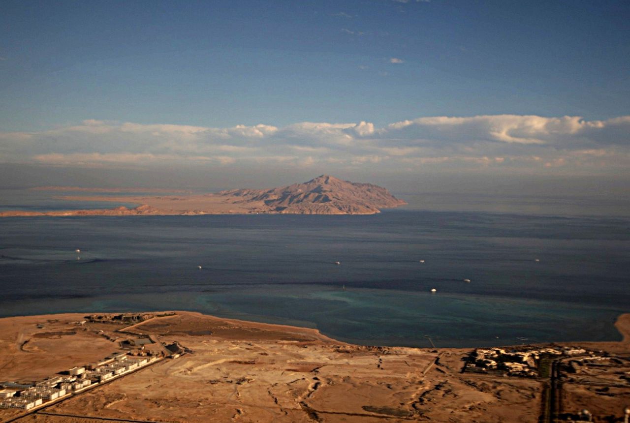 De eilandjes Tiran (voorgrond) en Sanafir (achtergrond) in de Rode Zee.