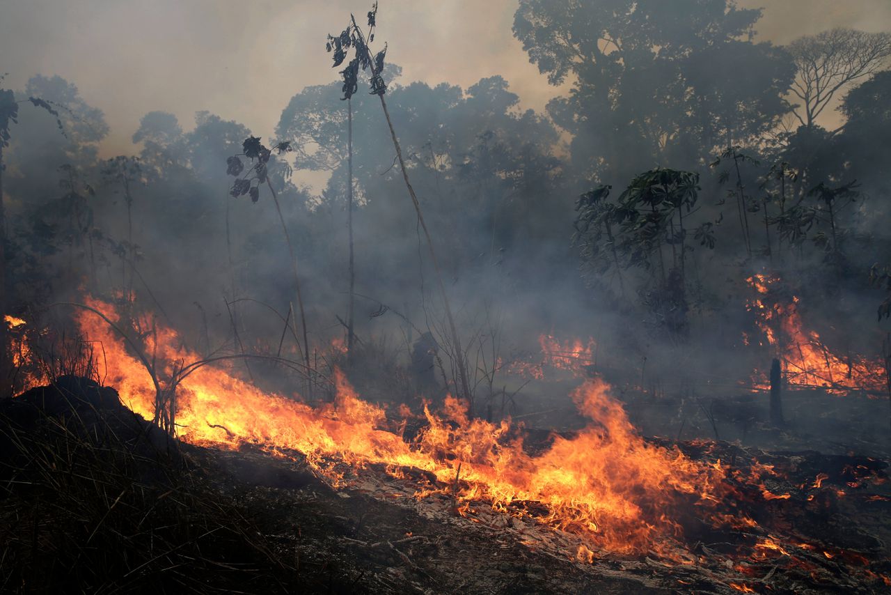 Een brand bij Porto Velho in het Amazonegebied.