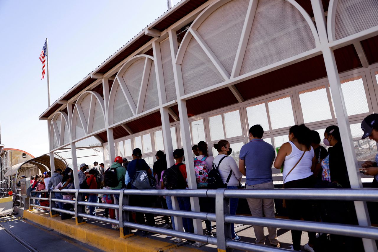 Hooggerechtshof steunt Biden: migranten hoeven asielprocedure niet in Mexico af te wachten 