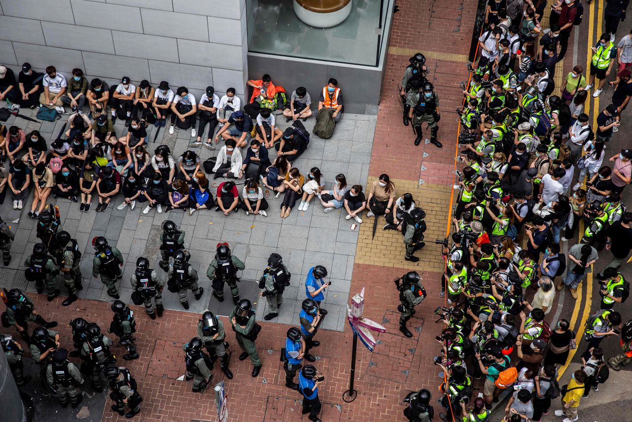 De oproerpolitie in Hongkong heeft woensdag een groep betogers gearresteerd.