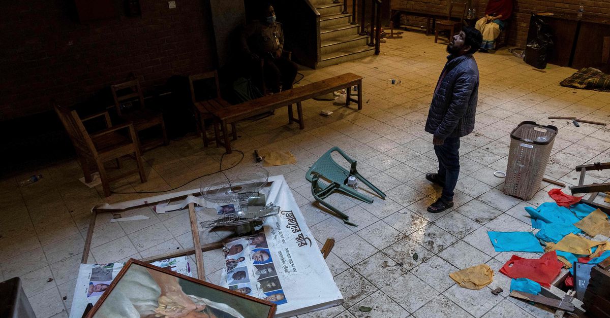 Na de moord op een politicus in de aanloop naar verkiezingen is de onrust in Bangladesh opnieuw uitgebroken