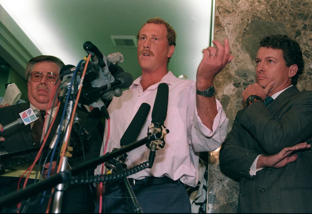 George Holliday staat begin jaren 90 de pers te woord nadat hij de tv-stations die zijn opname van de mishandeling van Rodney King hebben uitgezonden heeft aangeklaagd wegens auteursrechtenschending.