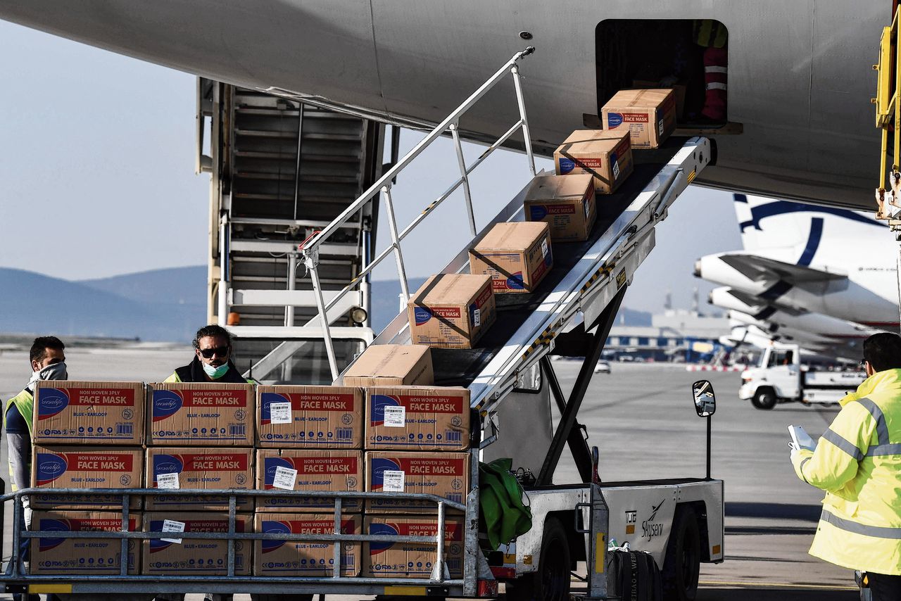 Een lading noodhulp van de Chinezen landt op 21 maart op het vliegveld van Athene. In de dozen zitten een half miljoen mondkapjes voor Griekenland.