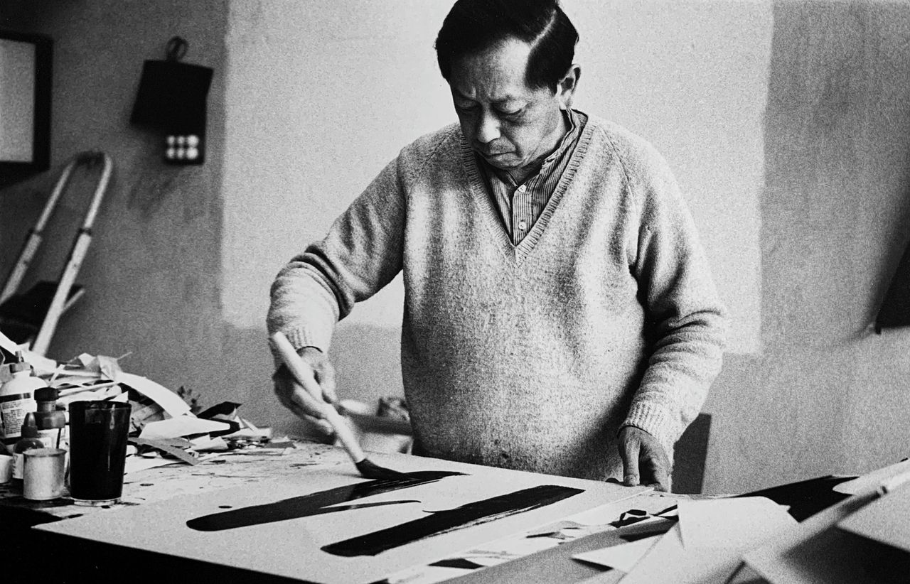 Apotheker Oey Tjeng Sit aan het werk als kunstenaar, 1986.