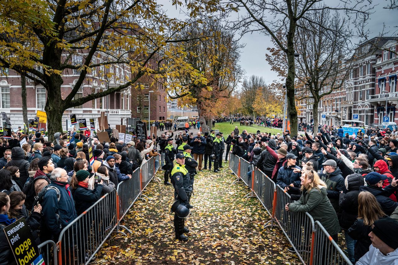 Demonstranten van Kick Out Zwarte Piet en pro-Zwarte Pieten stonden in Groningen op het Emmaplein vlakbij elkaar.