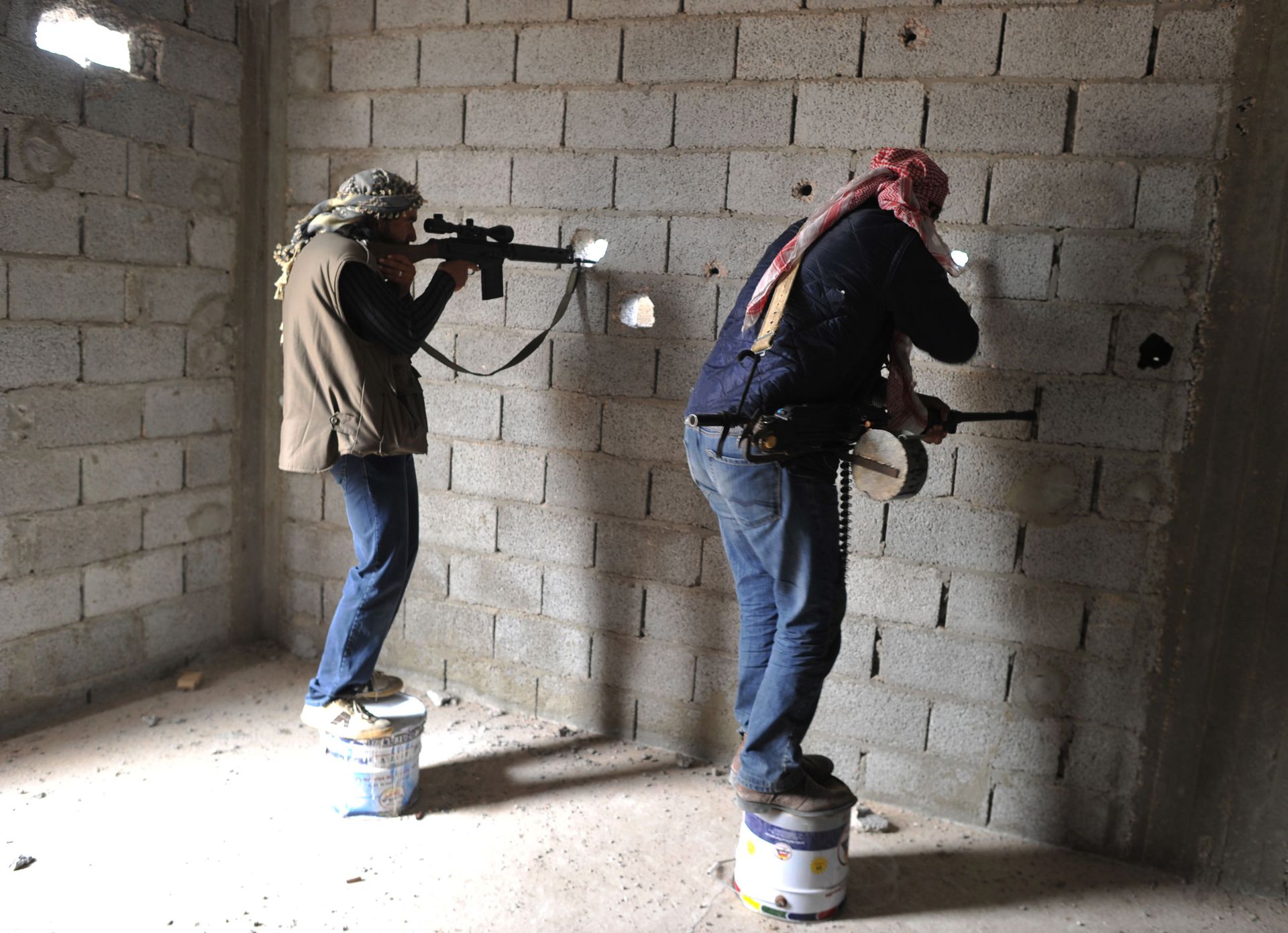 Машинка для снятия обоев со стен. Демонтаж гипсовой штукатурки. Шлифмашина bosch pwr 180 ce. Отклеивающиеся обои. Приспособление для сдирания обоев.