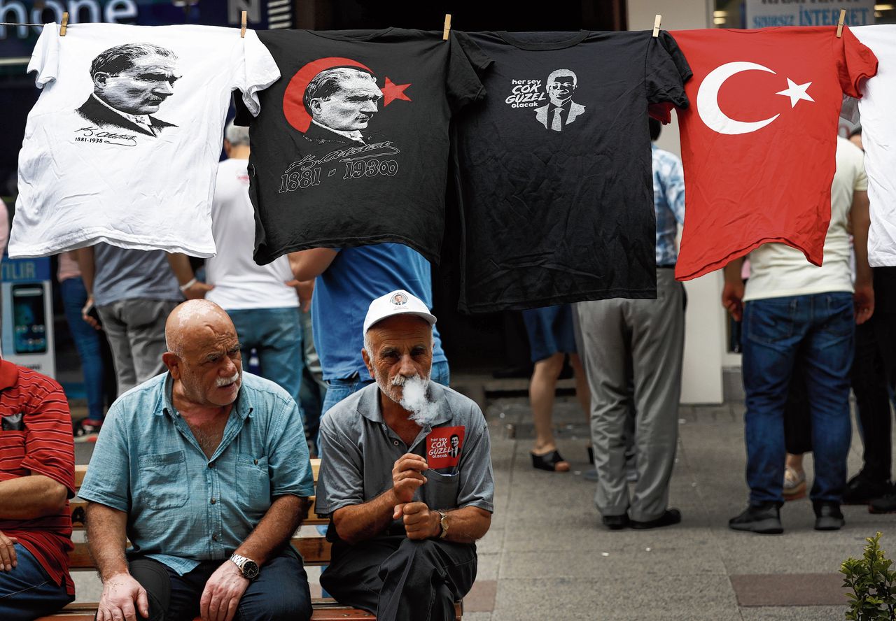 CHP-hardliners zouden kunnen beweren dat Atatürk, afgebeeld op de T-shirts, zich omdraait in zijn graf.