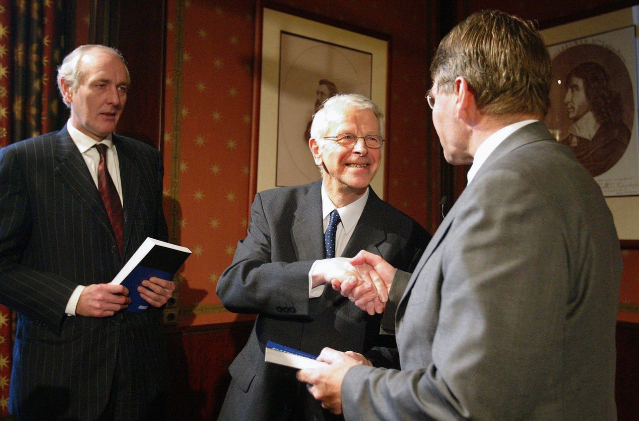 Harry van den Haak (midden) overhandigt het rapport over de beveiliging van Pim Fortuyn aan de ministers Remkes (l.) van Binnenlandse Zaken en Donner van Justitie (2002).