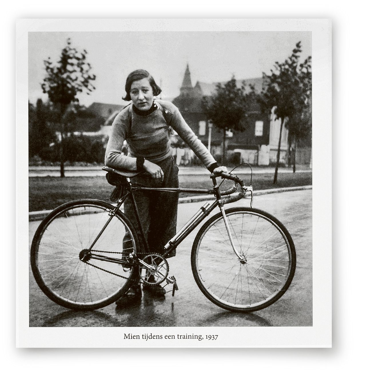 De ‘onbekende’ wereldkampioen Mien van Bree moest uitwijken naar Vlaanderen om te kunnen wielrennen.