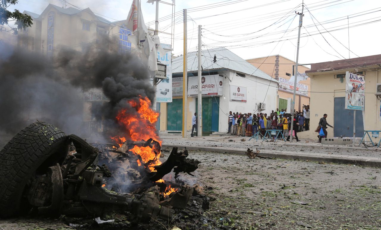 Nabrandend puin na een explosie in de Somalische hoofdstad Mogadishu (beeld ter illustratie).