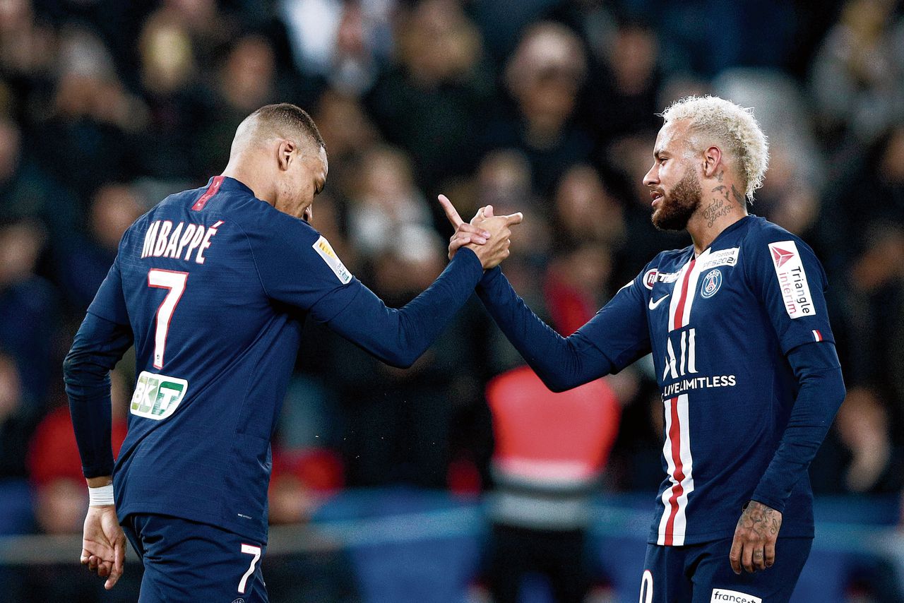 De twee duurste spelers in de historie: Kylian Mbappé (links, 145 miljoen euro) en Neymar (222 miljoen), beiden van Paris Saint-Germain.