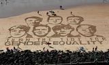 Portret van de G7-leiders op het strand in Biarritz, Frankrijk, onderdeel van een campagne voor meer gendergelijkheid .
