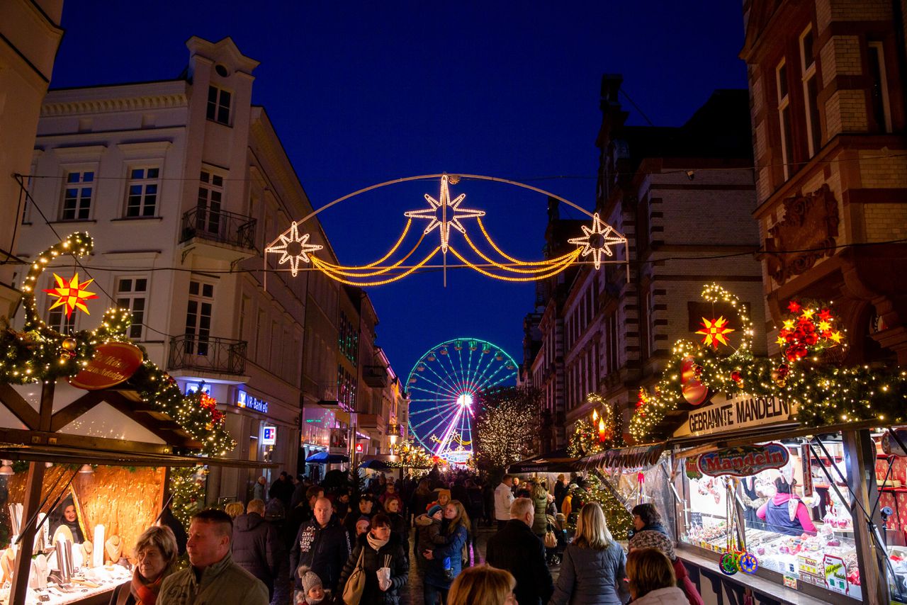 Kerstmarkt in Schwerin, Duitsland, december 2019.