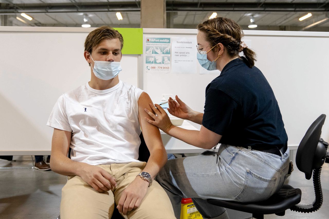 Een GGD-medewerker dient het Janssen-vaccin toe in Nieuwegein. Sinds vrijdag kunnen mensen kiezen voor dit coronavaccin.