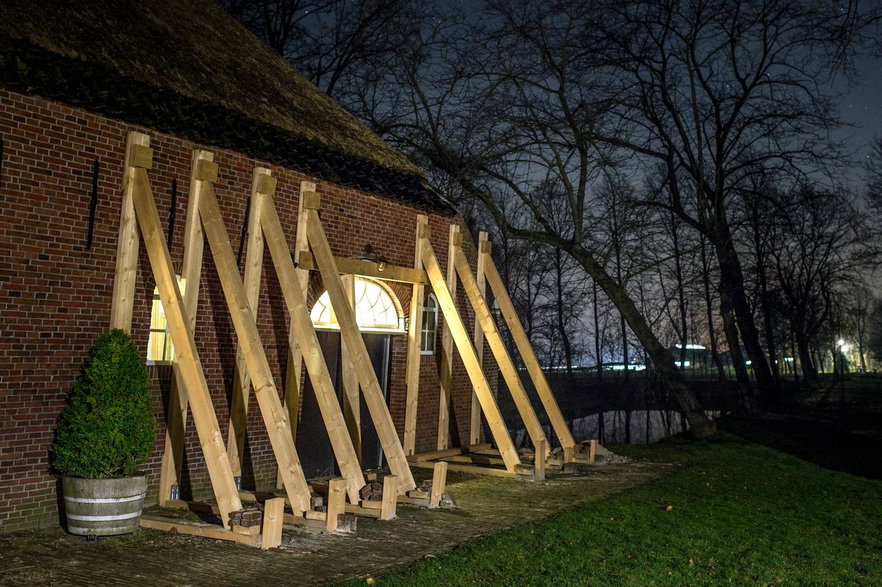 Een huis in Groningen moet worden gestut vanwege aardbevingsschade. Het Rijk was de afgelopen jaren miljoenen kwijt aan de juridische afwikkeling van de kwestie-Groningen.