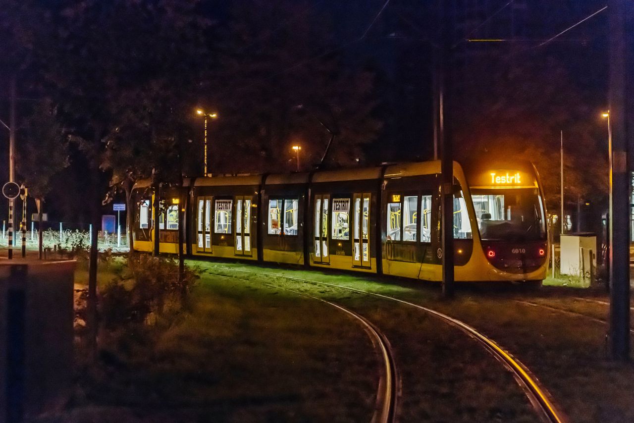 De tram van de nieuwe Uithoflijn in Utrecht rijdt langs halte Galgenwaard tijdens een nachtelijke testrit.
