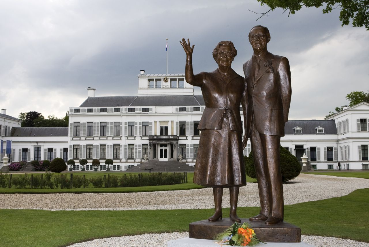 De standbeelden van koningin Juliana en prins Bernhard bij paleis Soestdijk in Baarn.