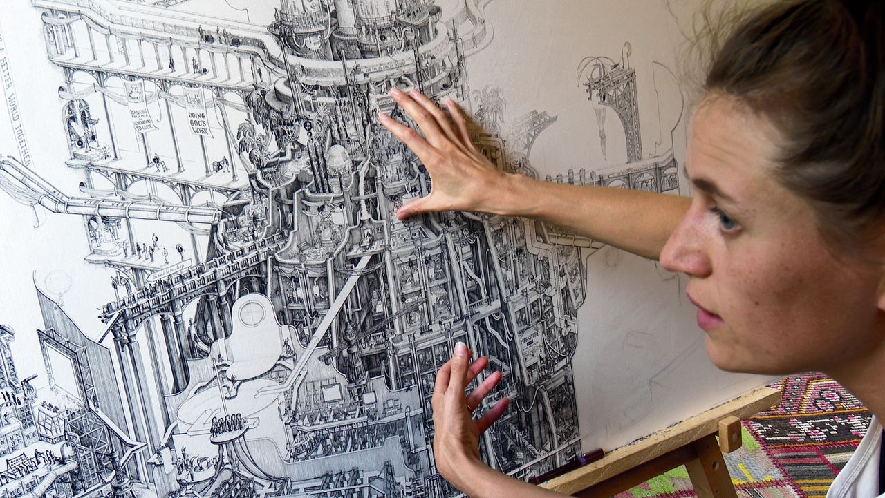Met slopende precisie werkt Carlijn Kingma aan haar enorme tekeningen in ‘De wereld van Carlijn’. De kunstenaar komt dichtbij, maar het werk blijf ver weg 