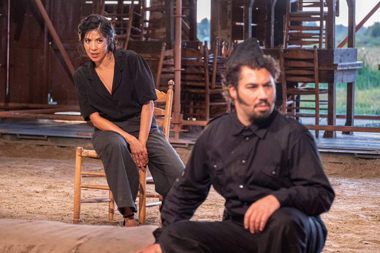Carmen (Itzel Medecigo) en Don Jose (Eric Reddet) in ‘Carmen’ door Opera Spanga.