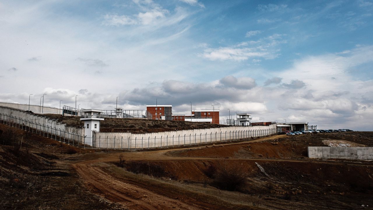 In de gevangenis van het Kosovaarse Gjilan wil Denemarken vanaf volgend jaar driehonderd gedetineerden van buiten de EU onderbrengen.