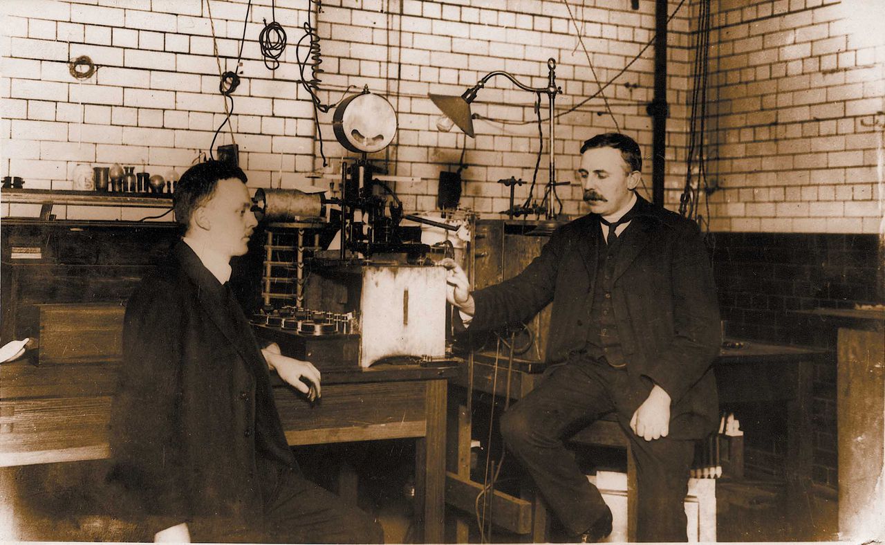 Rutherford poseert in het lab in Manchester, waar hij veel radioactieve sporen achterliet. Foto thestudentzone.com