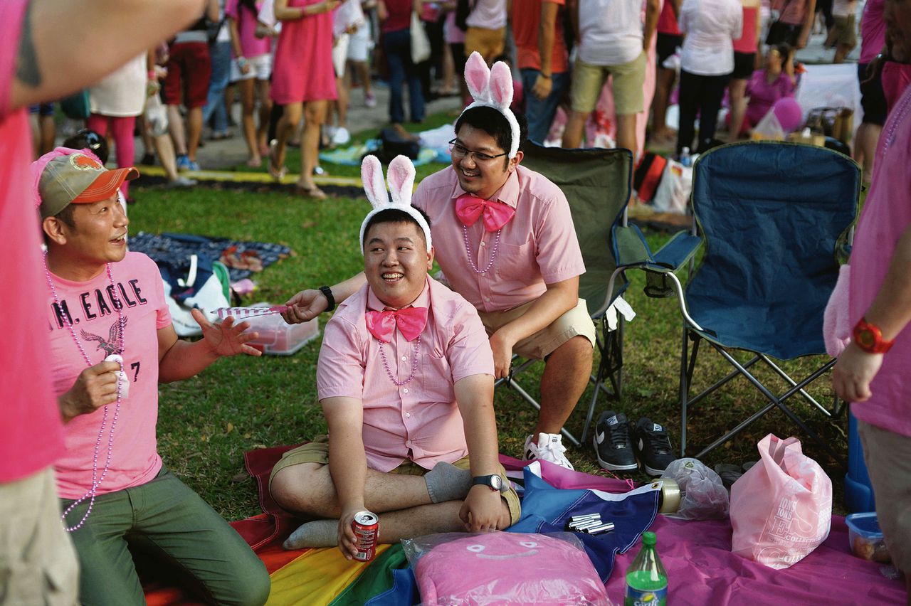 Deelnemers aan de picknick-demonstratie ‘Pinkdot’ eind vorige maand in stadstaat Singapore.