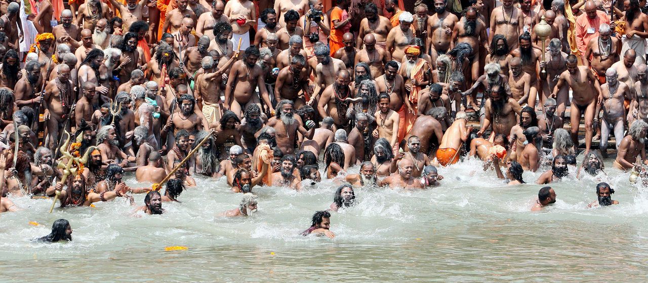 Hindoes nemen een bad in de Ganges tijdens een religieuze ceremonie.