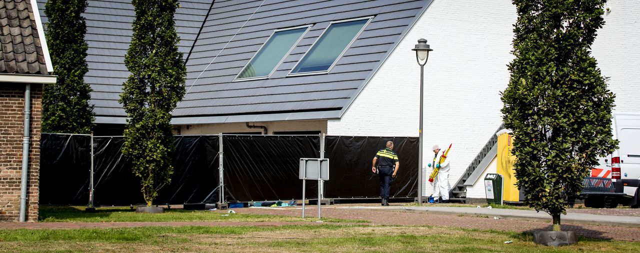 De politie doet onderzoek, nadat Hans van M. met zijn auto is ingereden op het gemeentehuis van Lingewaard in Bemmel.