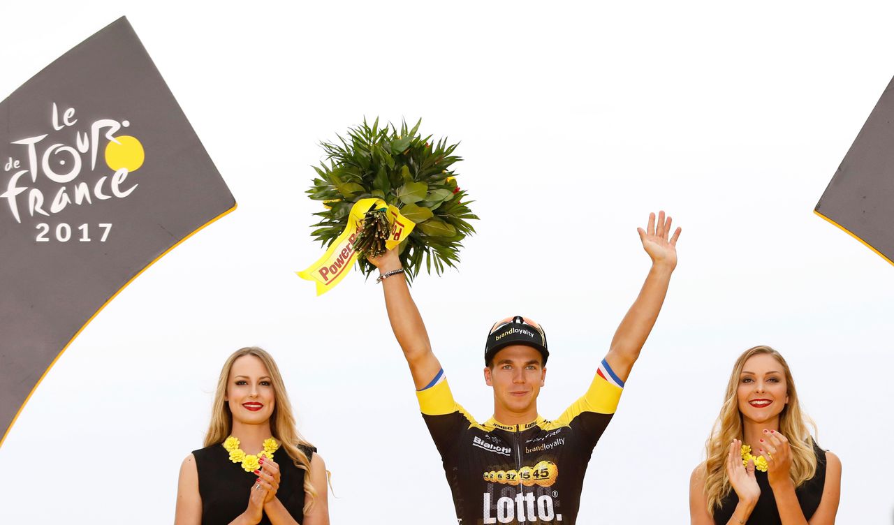 Dylan Groenewegen van LottoNL-Jumbo op het podium in Parijs nadat hij de slotetappe van de Tour de France heeft gewonnen.