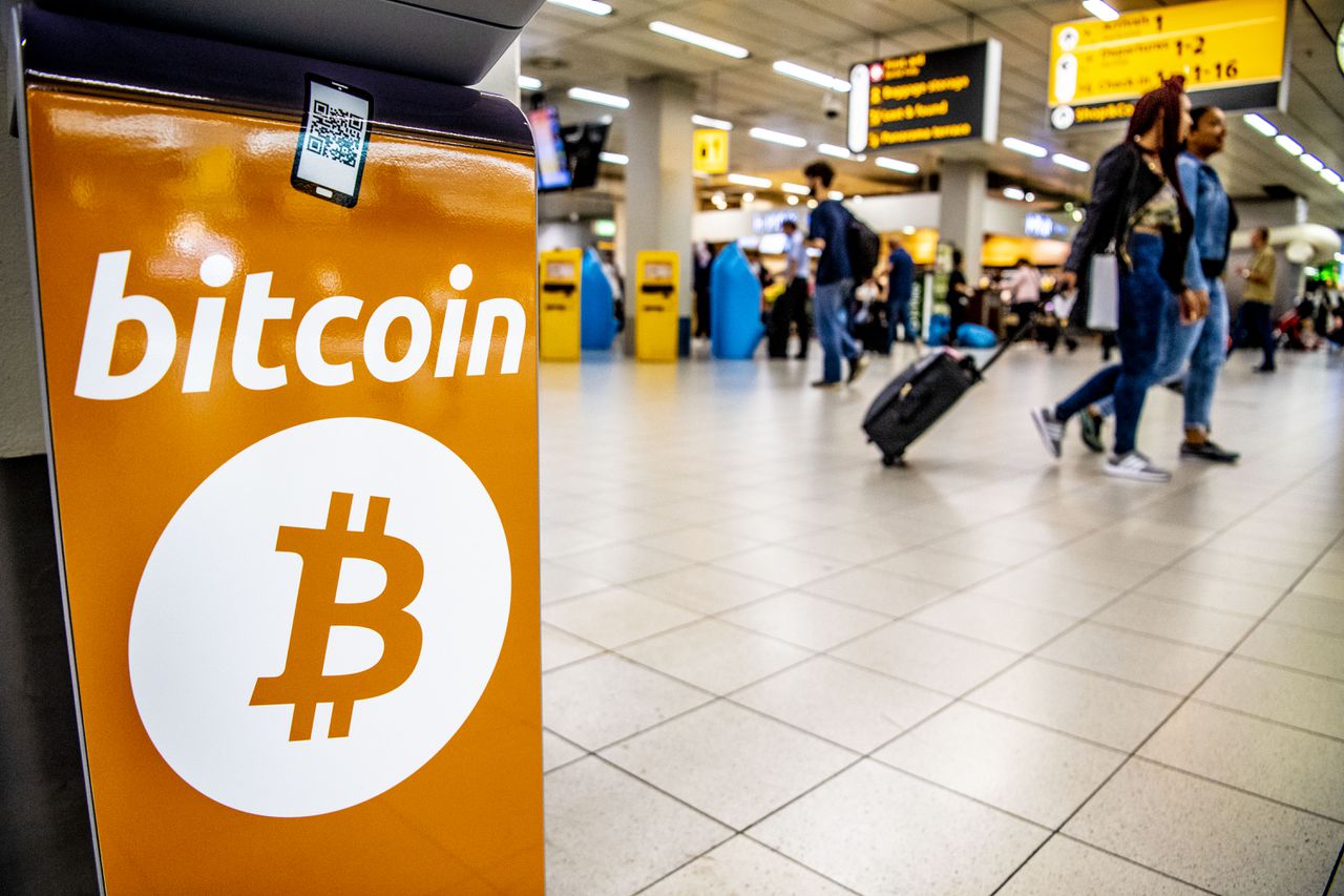 Op Schiphol is in 2018 als proef een bitcoin-automaat neergezet.