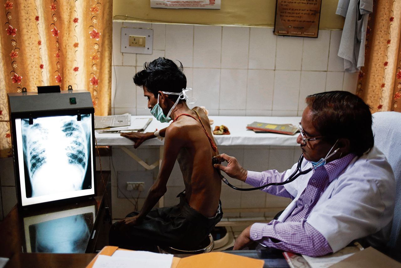 Een dokter in de Indiase stad Allahabad onderzoekt een tuberculosepatiënt. Een kwart van de wereldbevolking draagt de tuberculosebacterie bij zich.
