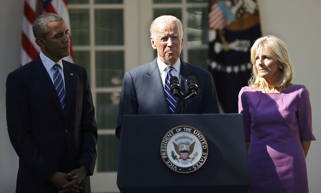 Vicepresident Joe Biden kondigt op het Witte Huis aan dat hij niet mee gaat doen naar de presidentsverkiezingen van 2016. Naast hem president Barack Obama en Bidens vrouw Jill.