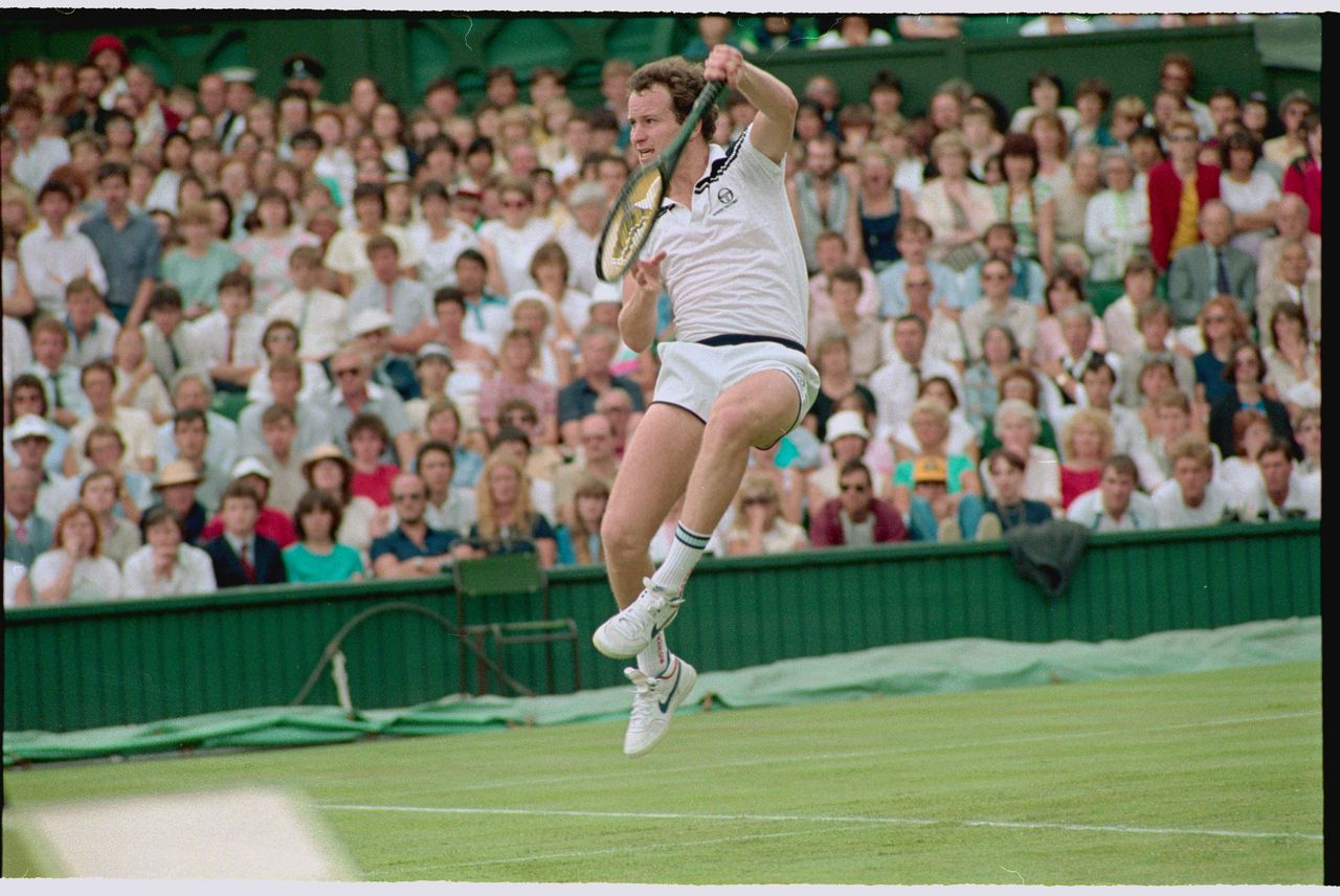 John McEnroe tijdens Wimbledon in 1984, zijn laatste titel in Londen.