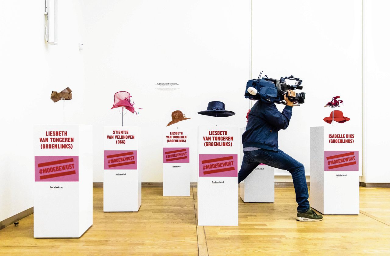 De samenwerkingsorganisatie Solidaridad vraagt aandacht voor de impact van mode op het milieu: politici ruilen elkaars Prinsjesdaghoedjes in het Mauritshuis.