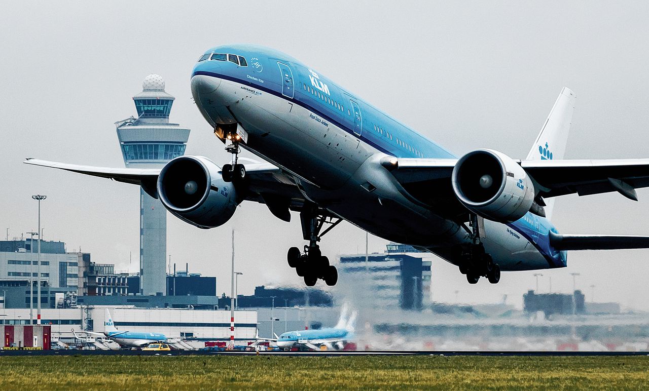 Op Schiphol is het aantal vliegbewegingen in het eerste halfjaar gehalveerd.