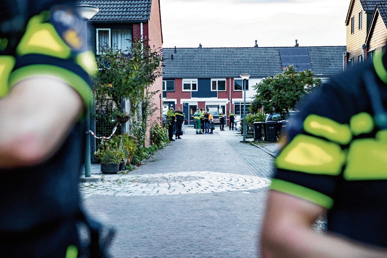 Agenten bij de woning in Dordrecht, waar een agent zijn gezin en zichzelf doodde.