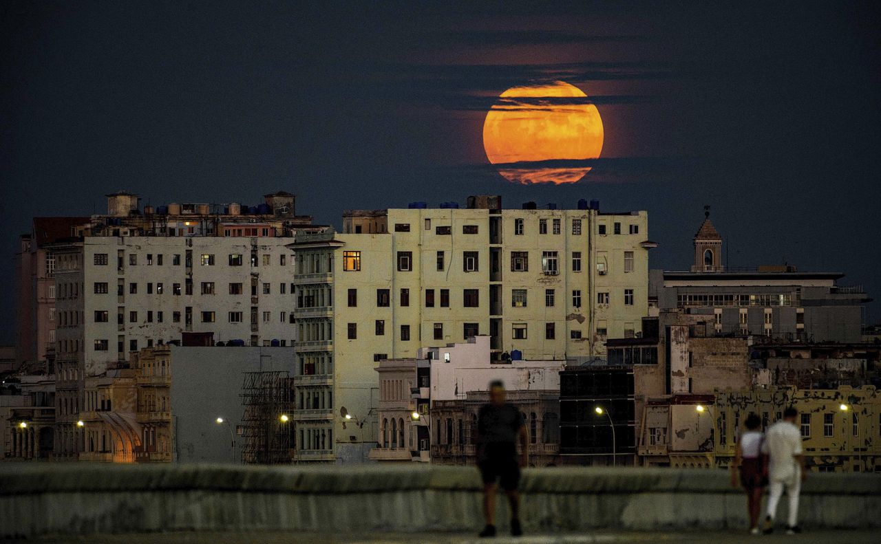 Mensen over de hele wereld bewonderden afgelopen nacht de blauwe supermaan 